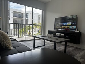 Apartamento família | Área de estar | TV de tela plana 1 cm com canais digitais