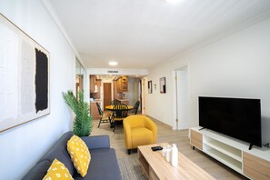 อพาร์ทเมนท์สำหรับครอบครัว | บริเวณนั่งเล่น | ทีวีจอแบน 1 ซม. พร้อมช่องดิจิตอล