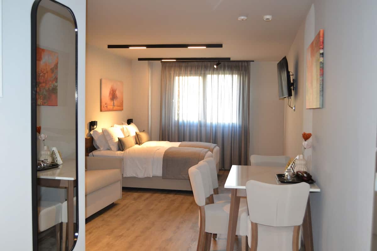 1 bedroom, Egyptian cotton sheets, premium bedding, in-room safe
