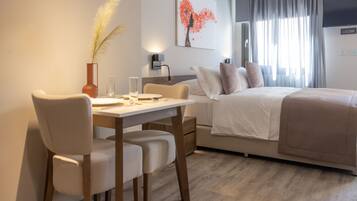 Classic Studio | Egyptian cotton sheets, premium bedding, in-room safe, desk