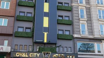 Un hotel con diseño vertical, que cuenta con balcones con vegetación.
