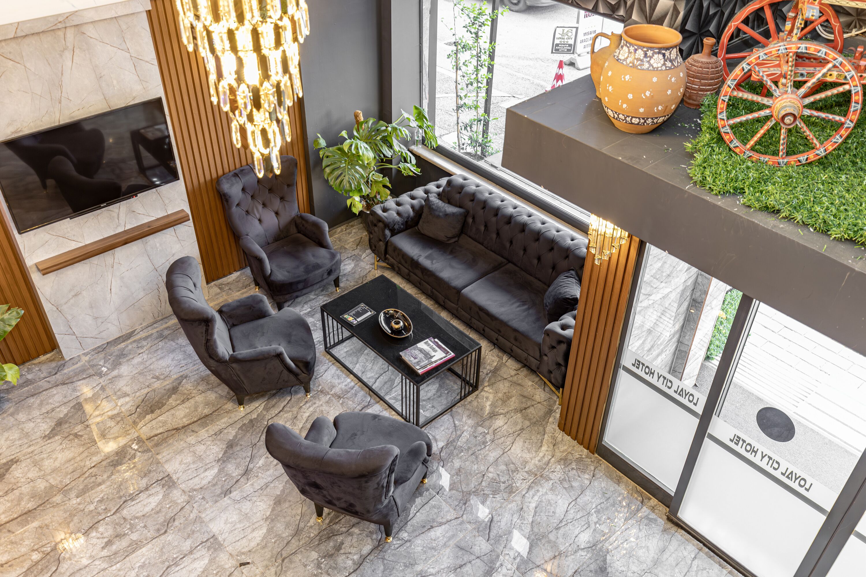 Un espace de vie moderne comprenant un canapé, des fauteuils et une table basse.