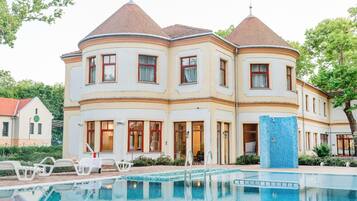 Alberca techada y alberca al aire libre por temporada