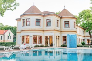 屋内プール、季節限定屋外プール