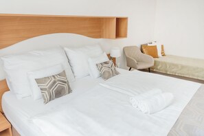 クラシック ダブルルーム | ミニバー、セーフティボックス (室内)、デスク、遮光カーテン