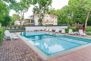 Piscine intérieure, piscine extérieure en saison