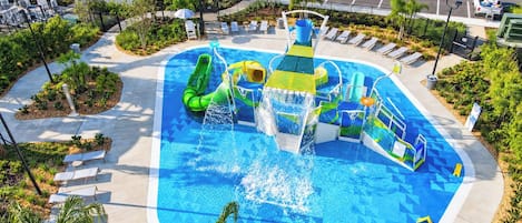 Vandland med pool, vandrutsjebaner og en legekonstruktion.
