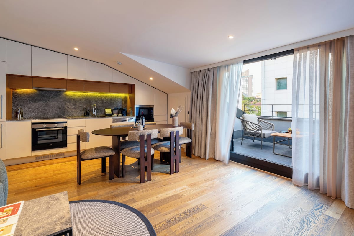 SUPERIOR CITY VIEW PENTHOUSE 1+1 | Area keluarga | Smart TV 43-inci dengan saluran TV satelit, TV, dan lantai berpemanas