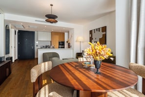 SUPERIOR 2 BEDROOM CITY VIEW APARTMENT | Essbereich im Zimmer