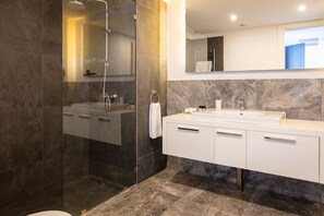 DELUXE SEA VIEW PENTHOUSE 1+1 | Baño | Regadera, amenidades de baño de diseñador, secadora de cabello 