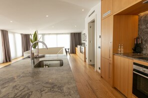 Ático presidencial, 3 habitaciones, no fumadores, vistas al mar | Cocina privada | Frigorífico grande, microondas, horno y placa de cocina