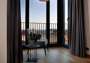 Appartement Deluxe, 2 chambres, non-fumeur, vue sur la mer | Aire de séjour | Téléviseur connecté de 43 po avec télévision par satellite, téléviseur