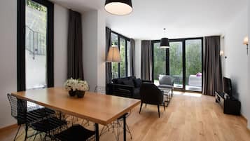 DELUXE GARDEN VIEW TERRACE 1+1 | Área de estar | Smart TV 43 polegadas com canais via satélite, TV, pisos aquecidos