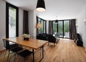 DELUXE GARDEN VIEW TERRACE 1+1 | 起居区 | 43-英寸智能电视(配备卫星频道)、电视、加热地板