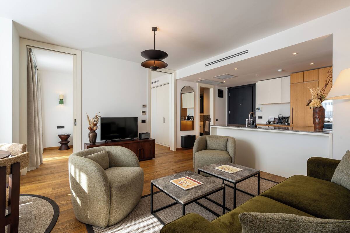 SUPERIOR 2 BEDROOM CITY VIEW APARTMENT | Area keluarga | Smart TV 43-inci dengan saluran TV satelit, TV, dan lantai berpemanas