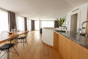 PRESIDENTIAL BOSPHORUS PENTHOUSE 3+2 | Wohnbereich | 43-Zoll-Smart-TV mit Satellitenempfang, Fernseher, Fußbodenheizung