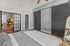 5 bedrooms, iron/ironing board, WiFi, bed sheets