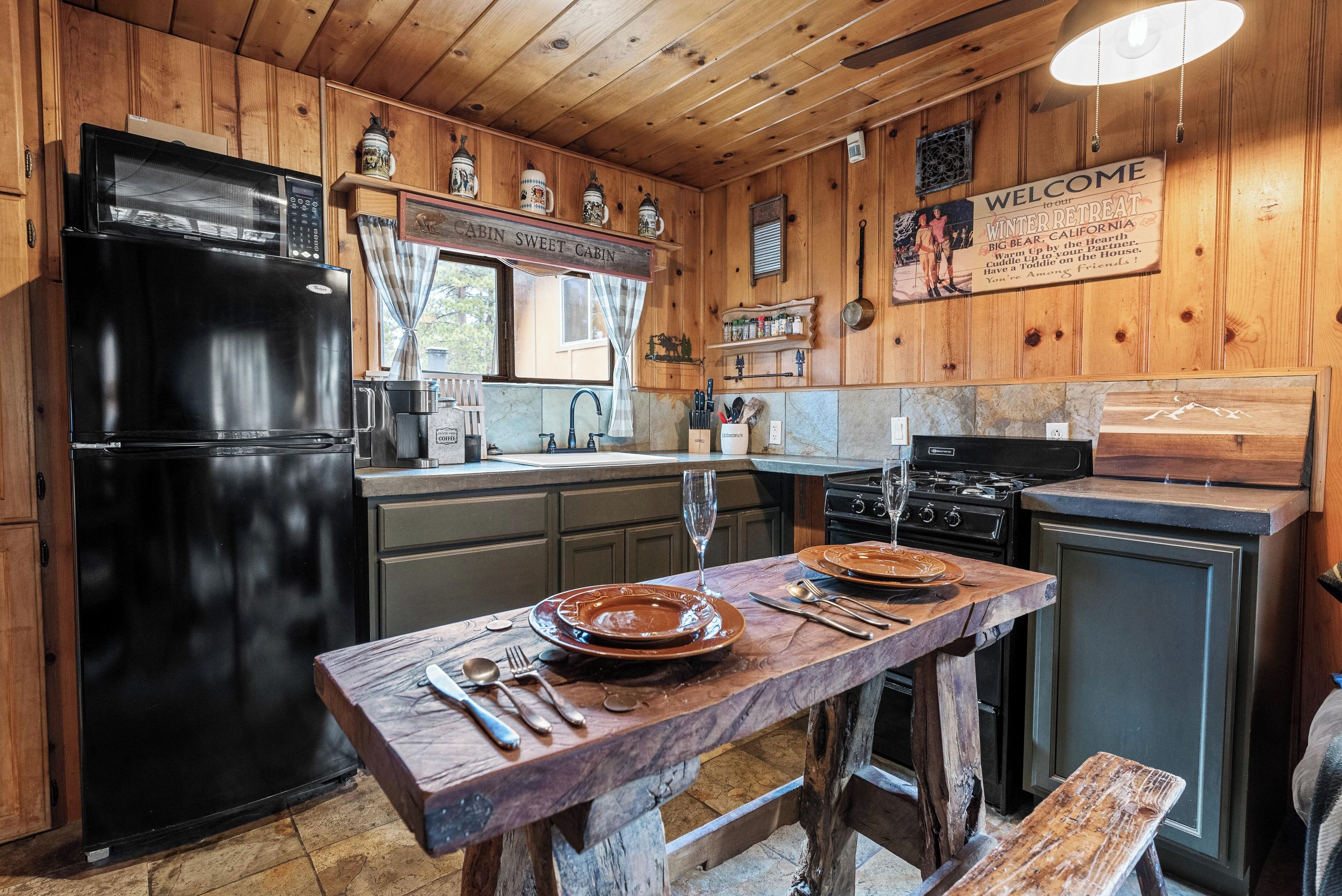 Pet-friendly cabin for two with multiple decks, private spa, a half mile to lake