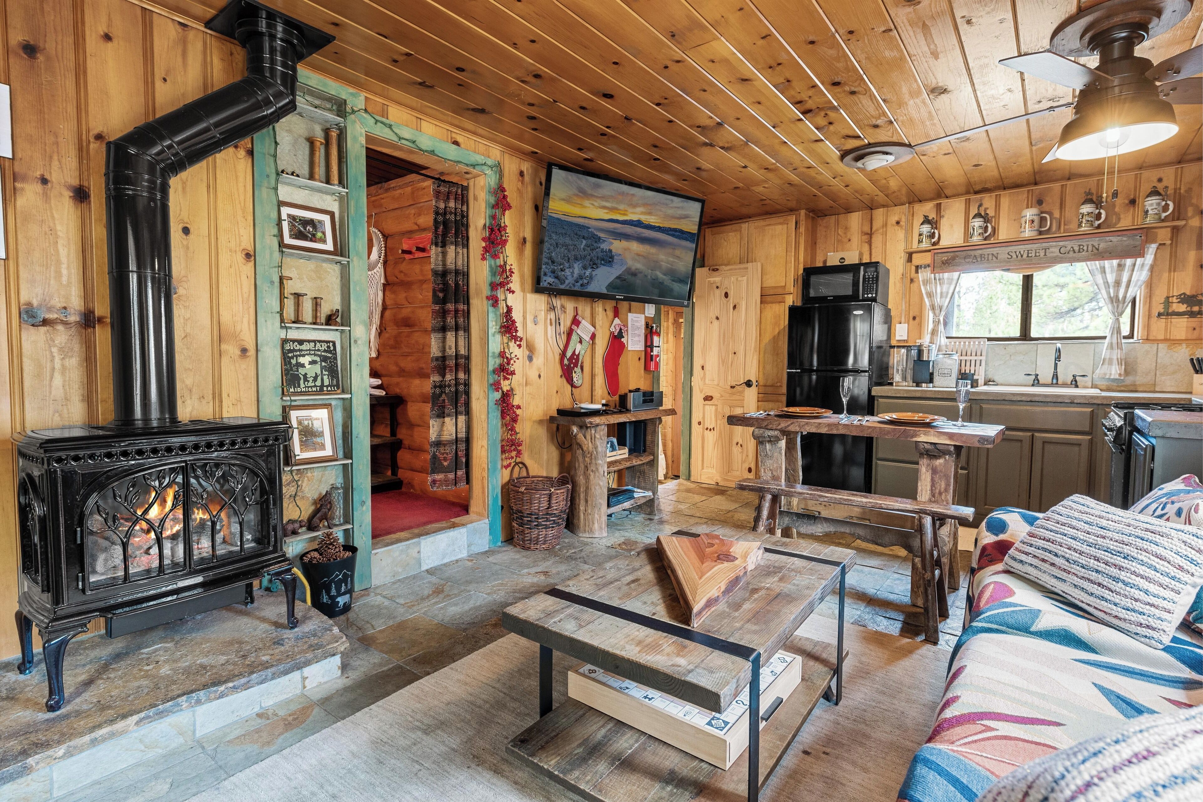 Pet-friendly cabin for two with multiple decks, private spa, a half mile to lake