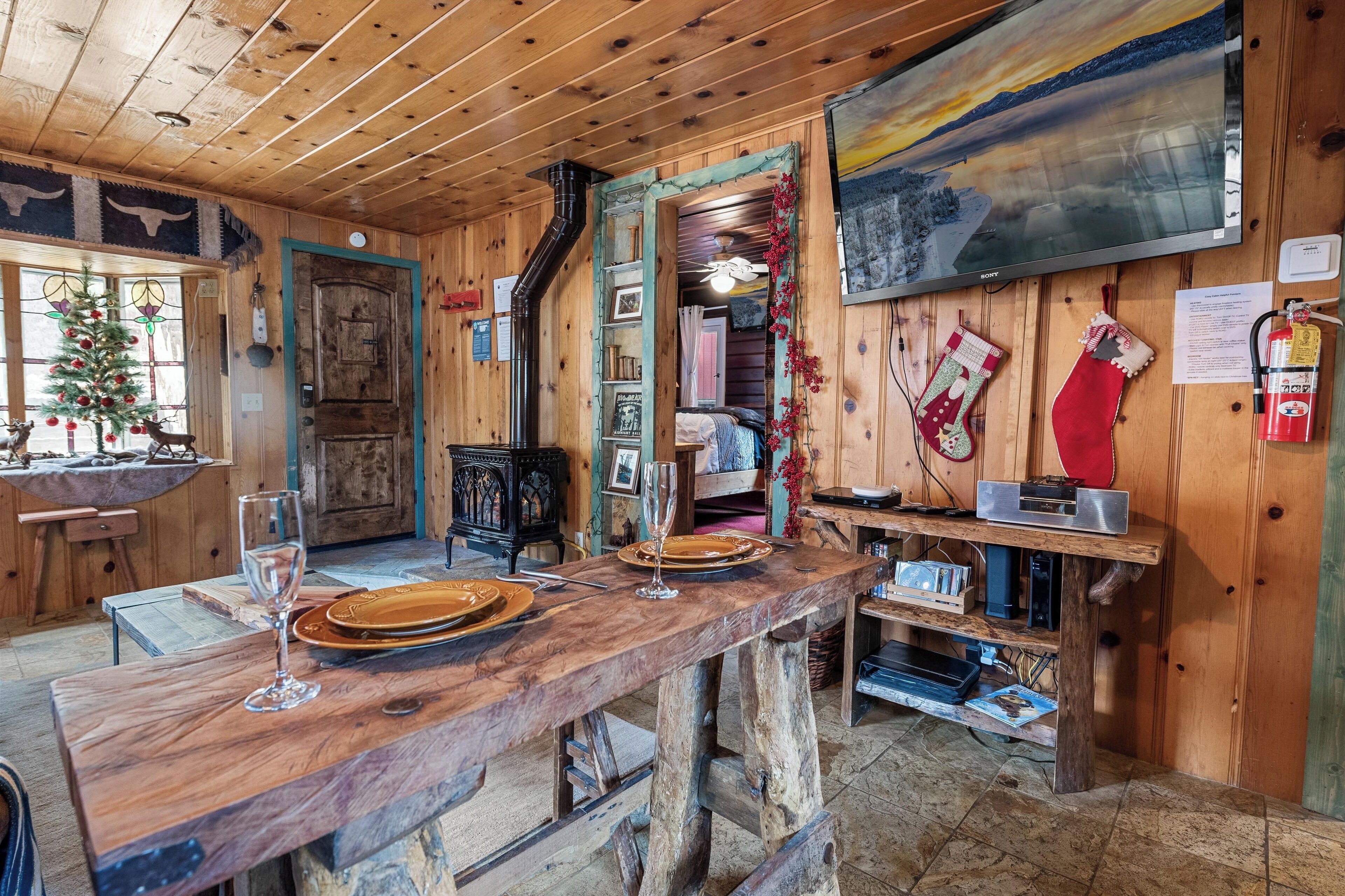 Pet-friendly cabin for two with multiple decks, private spa, a half mile to lake