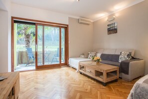 Televisión y chimenea 