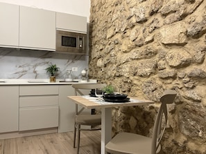 Apartamento romântico | Cozinha privada | Frigobar, micro-ondas, fogão, máquina de café expresso