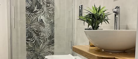 Appartement romantique | Salle de bain | Douche, douche cascade, séchoir à cheveux, bidet