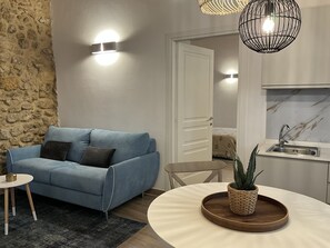 Superior Apartment | Living area | Flat-screen TV, books - Rua 39 fine apartments (Syracuse)