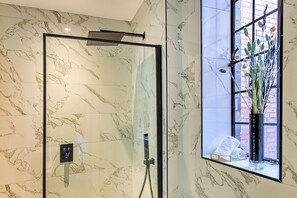 Shower, hair dryer, bathrobes, slippers - Castle House Nottingham (Nottingham)