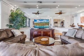 Condo, 2 Bedrooms | Living area