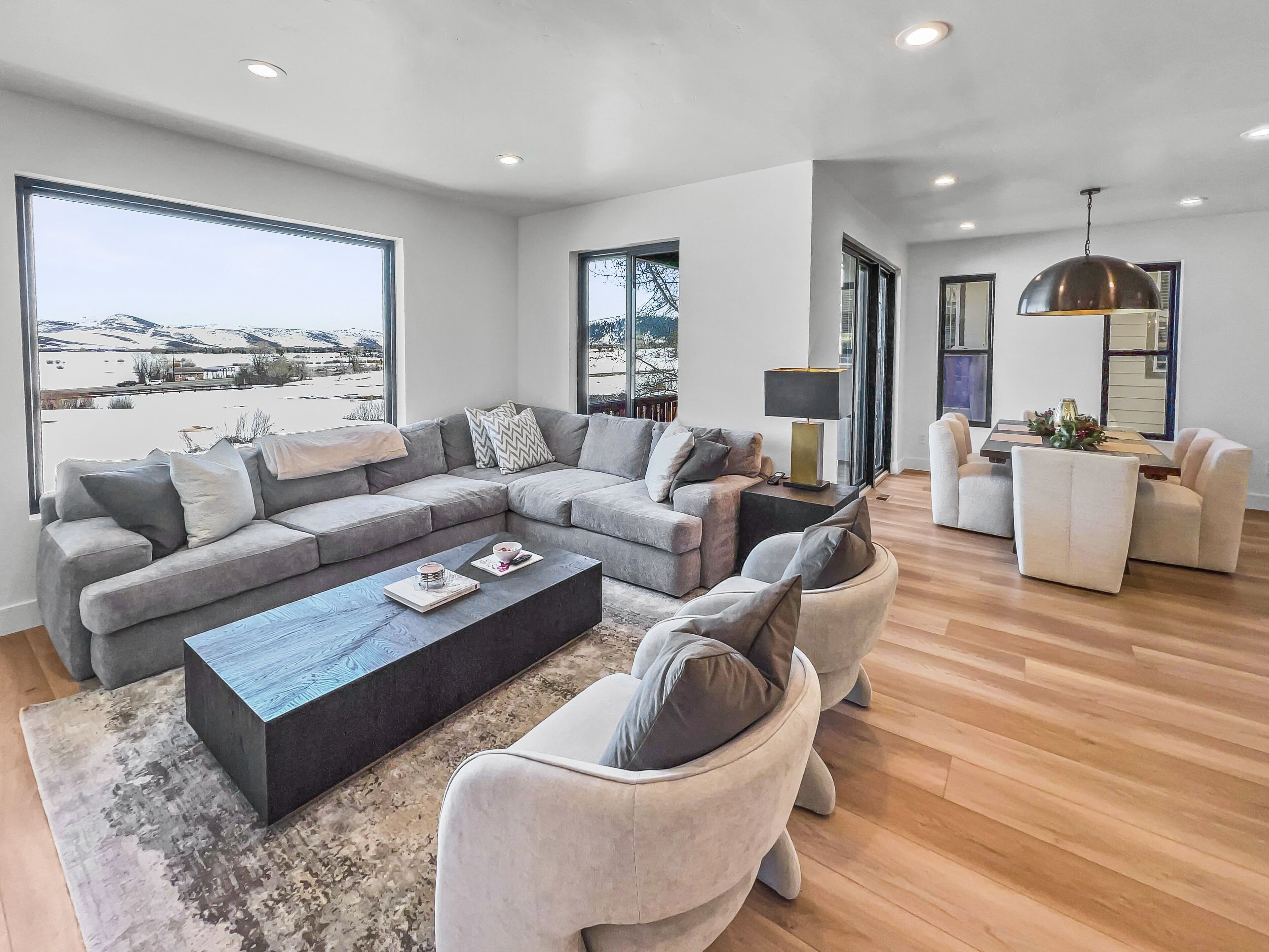 Park City Modern Mountain Retreat! 5627 Private Hot Tub, Clubhouse Access With Pool And Gym! 4 Bedroom Home by Redawning