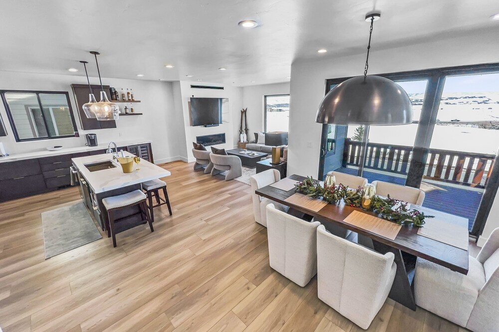 Park City Modern Mountain Retreat! 5627 Private Hot Tub, Clubhouse Access With Pool And Gym! 4 Bedroom Home by Redawning