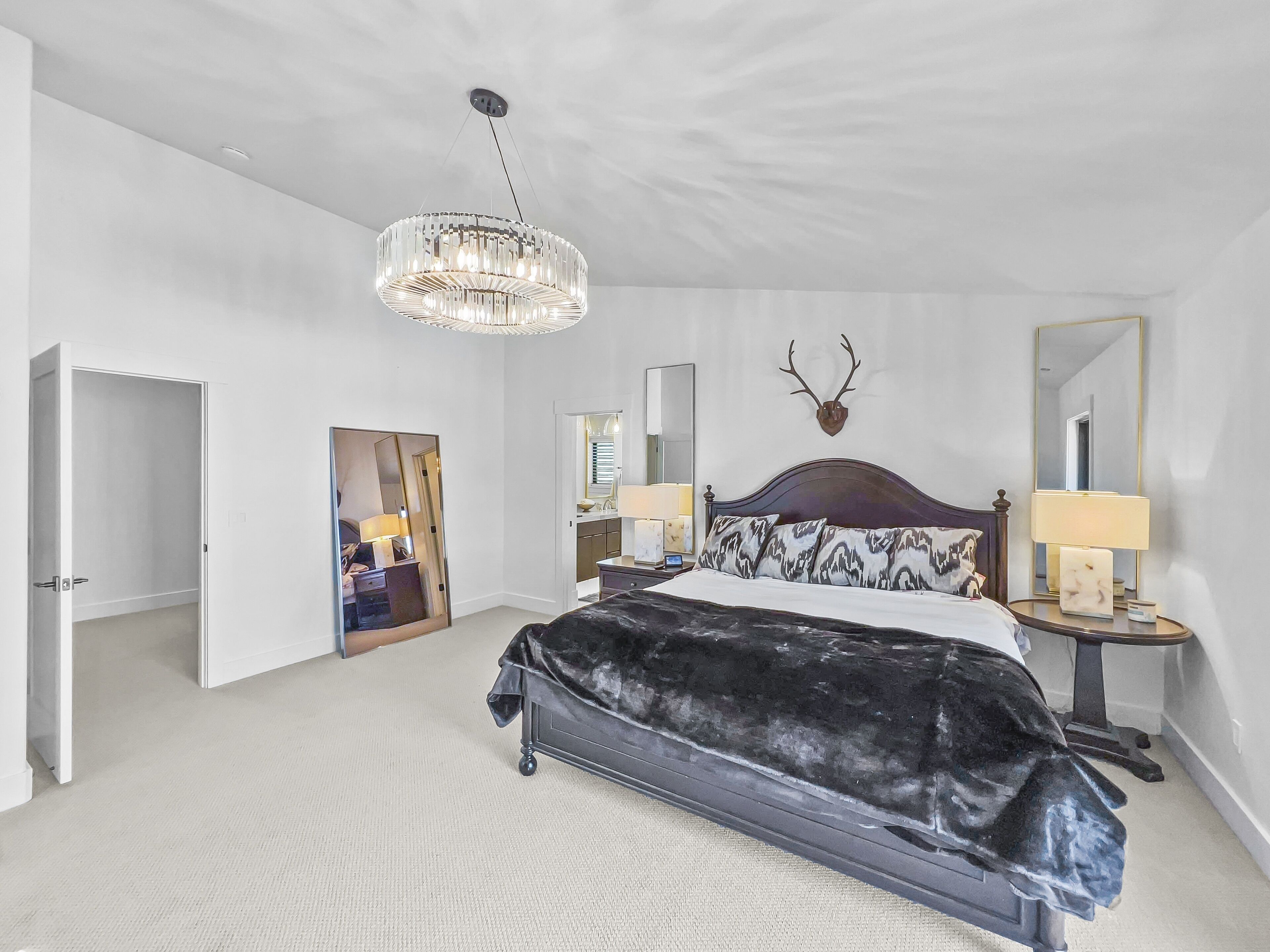 Park City Modern Mountain Retreat! 5627 Private Hot Tub, Clubhouse Access With Pool And Gym! 4 Bedroom Home by Redawning