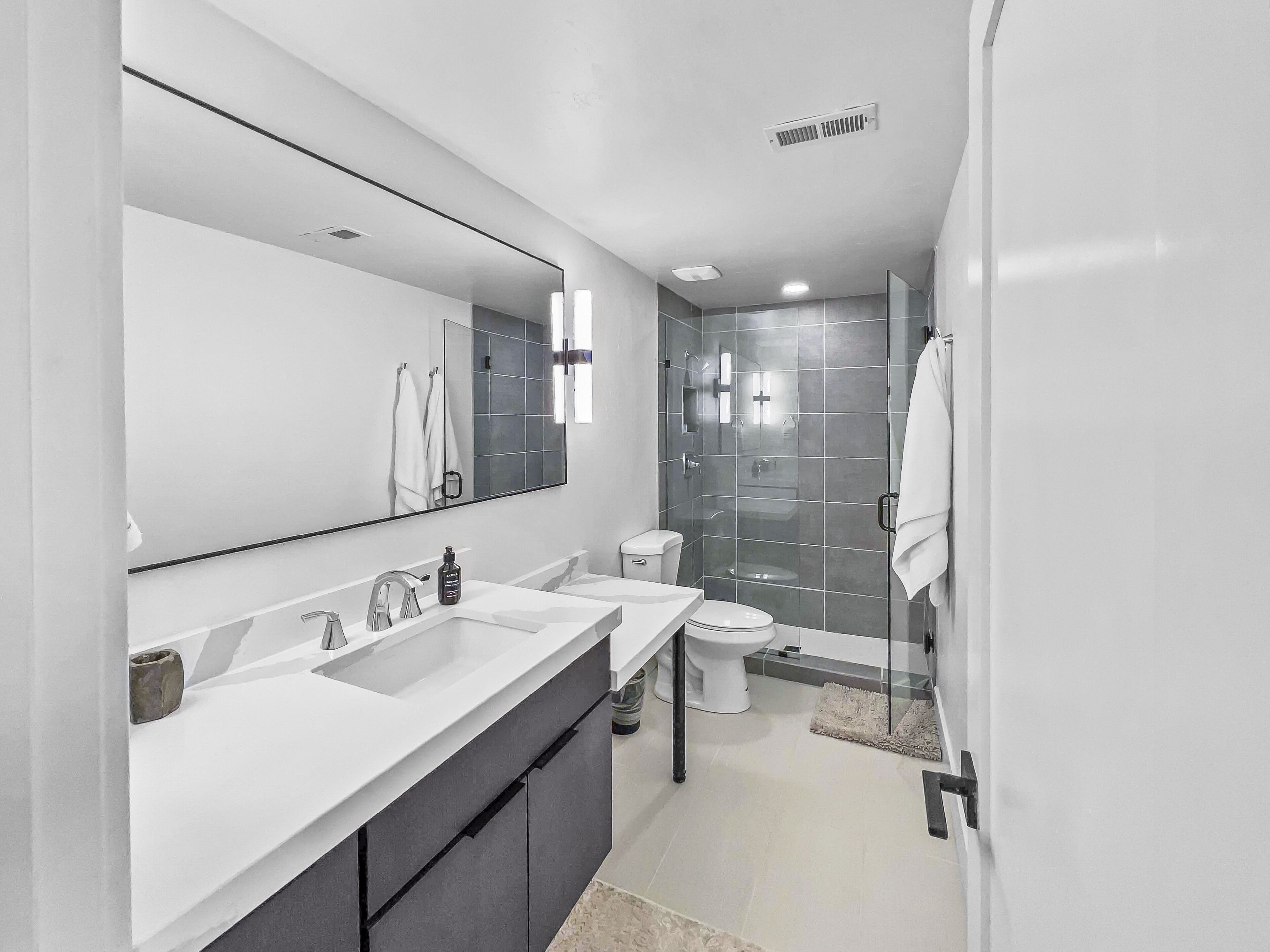 Park City Modern Mountain Retreat! 5627 Private Hot Tub, Clubhouse Access With Pool And Gym! 4 Bedroom Home by Redawning