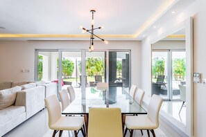 Apartment, 3 Bedrooms | Dining