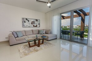 콘도, 침실 2개 | 거실 공간 | 스마트 TV