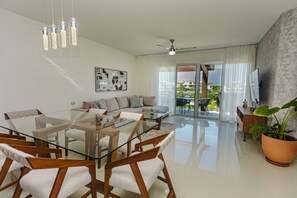Appart'hôtel, 2 chambres | Coin séjour | TV connectée