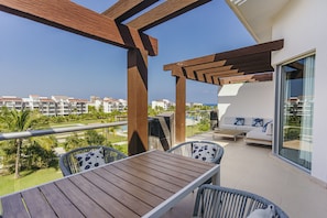 Condo, 2 Bedrooms | Property grounds