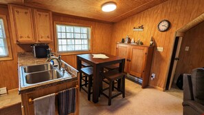 Kühlschrank, Mikrowelle, Herdplatte, Wasserkocher mit Kaffee-/Teezubehör