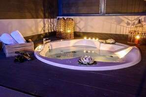 办公桌、笔记本电脑工作区、隔音、免费 WiFi