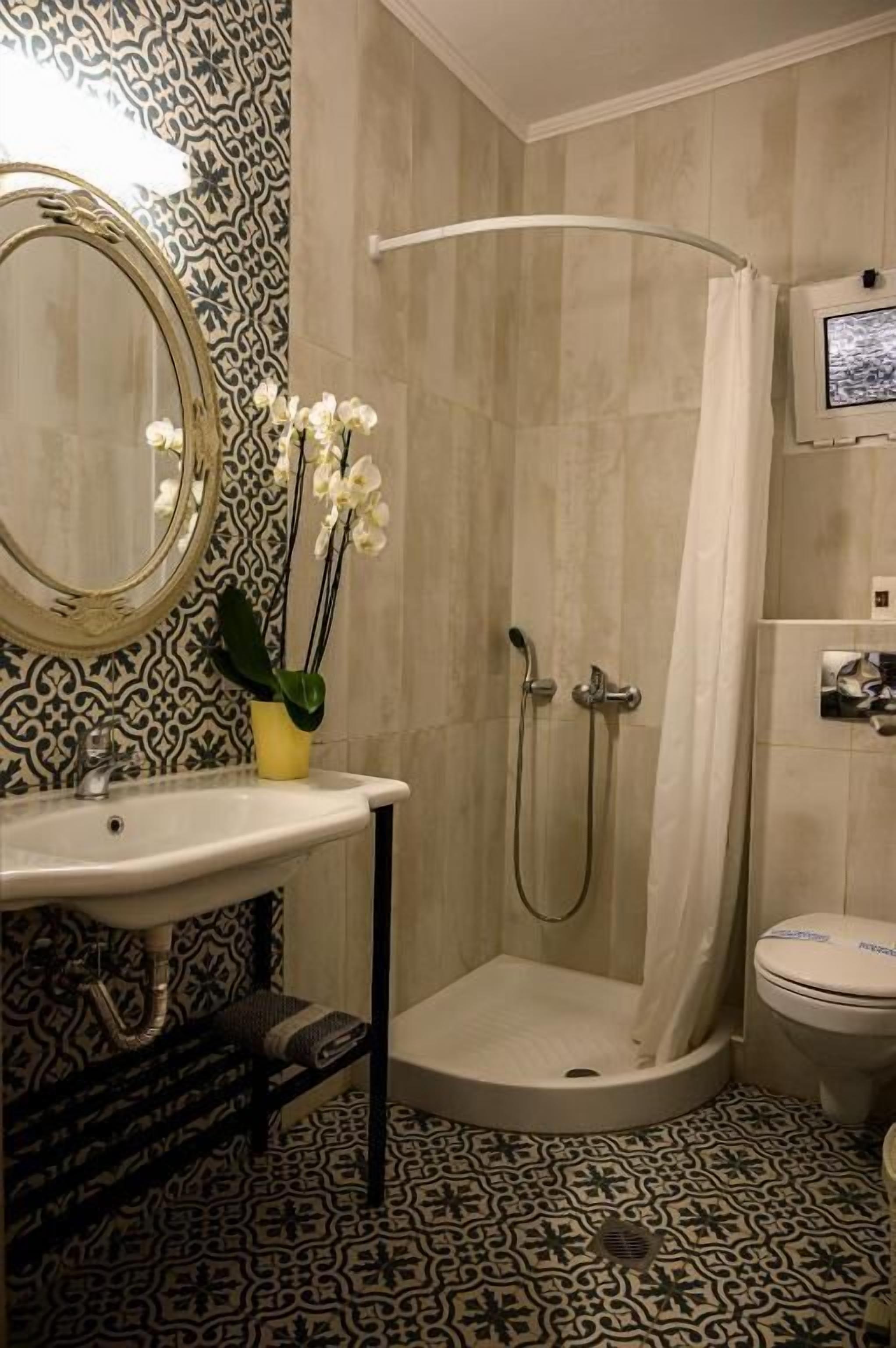 Secador de pelo, jabón, papel higiénico