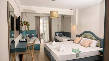 Comfort-Vierbettzimmer | Schreibtisch, laptopgeeigneter Arbeitsplatz, schallisolierte Zimmer