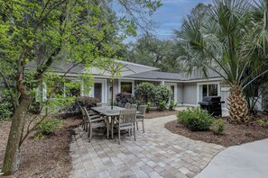 Outdoor dining - 23 Sandpiper - 5th Row Beach Home, Fire Pit, HEATED Pool, Spa & Ping Pong (Hilton Head Island)