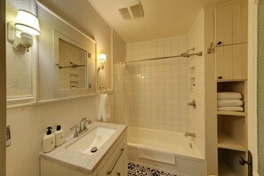 Bathtub, hair dryer, towels - The Coffeen Vintage Cozy Getaway (Ranchester)