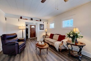 TV, offices - 3-Bedroom Vintage Wyoming Home | King Bed, Bunk Beds, Full Kitchen, Pet-Friendly | Walk to Town, 20 Min to Sheridan, 10 Min to Bighorn Mountains | Sleeps 6 (Ranchester)