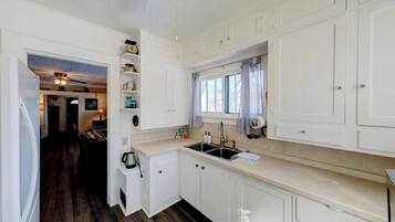 Kjøleskap, mikrobølgeovn, kokeplater og kaffetrakter/tekoker