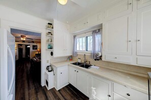 Refrigerador, microondas, parrilla de estufa y cafetera y tetera 