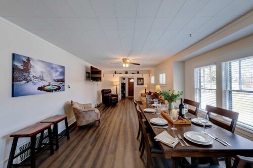 3-Bedroom Vintage Wyoming Home | King Bed, Bunk Beds, Full Kitchen, Pet-Friendly | Walk to Town, 20 Min to Sheridan, 10 Min to Bighorn Mountains | Sleeps 6