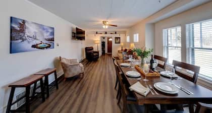 3-Bedroom Vintage Wyoming Home | King Bed, Bunk Beds, Full Kitchen, Pet-Friendly | Walk to Town, 20 Min to Sheridan, 10 Min to Bighorn Mountains | Sleeps 6