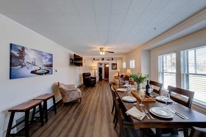 3-Bedroom Vintage Wyoming Home | King Bed, Bunk Beds, Full Kitchen, Pet-Friendly | Walk to Town, 20 Min to Sheridan, 10 Min to Bighorn Mountains | Sleeps 6